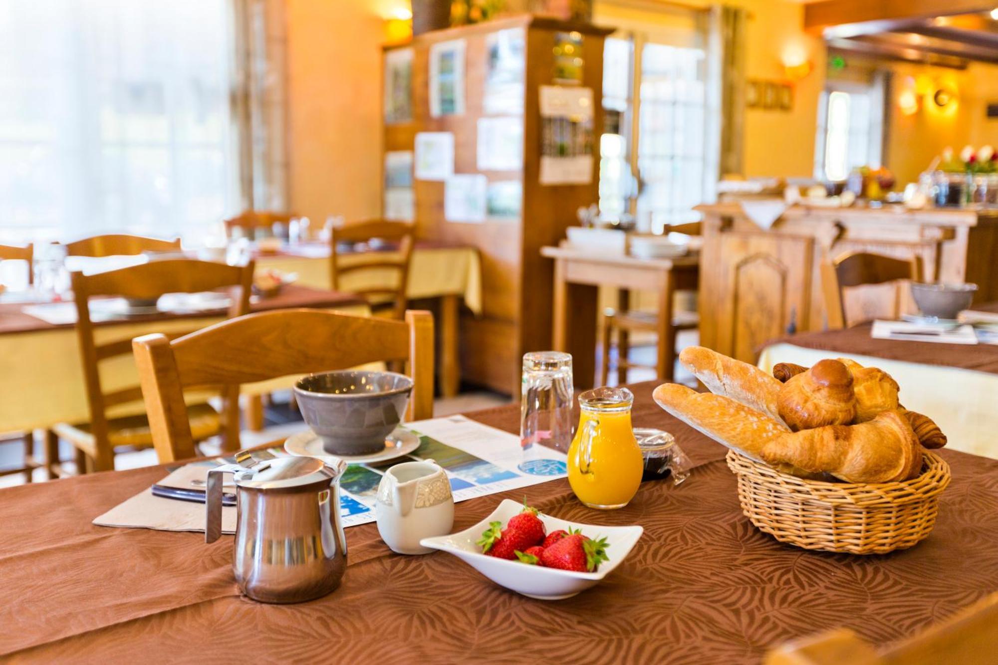 Logis Hotel Restaurant Auberge Du Bougnat Saint-Victor-la-Riviere Екстериор снимка